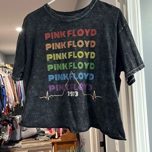 Pink Floyd t shirt. Shorter in length but wouldn’t consider it a crop top.